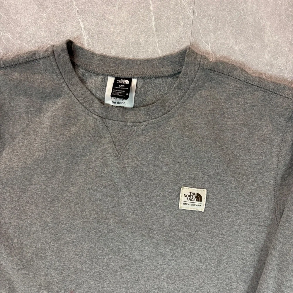The North Face Mens Circular Design Fleece Crewneck Sweatshirt Gray Medium 3480